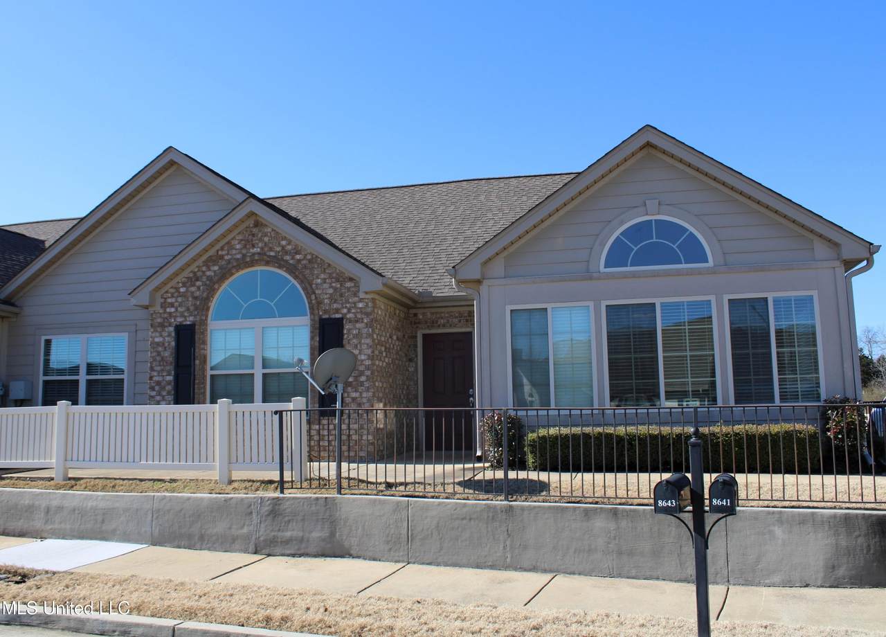 8643 Parkview Oaks Circle - Photo 1