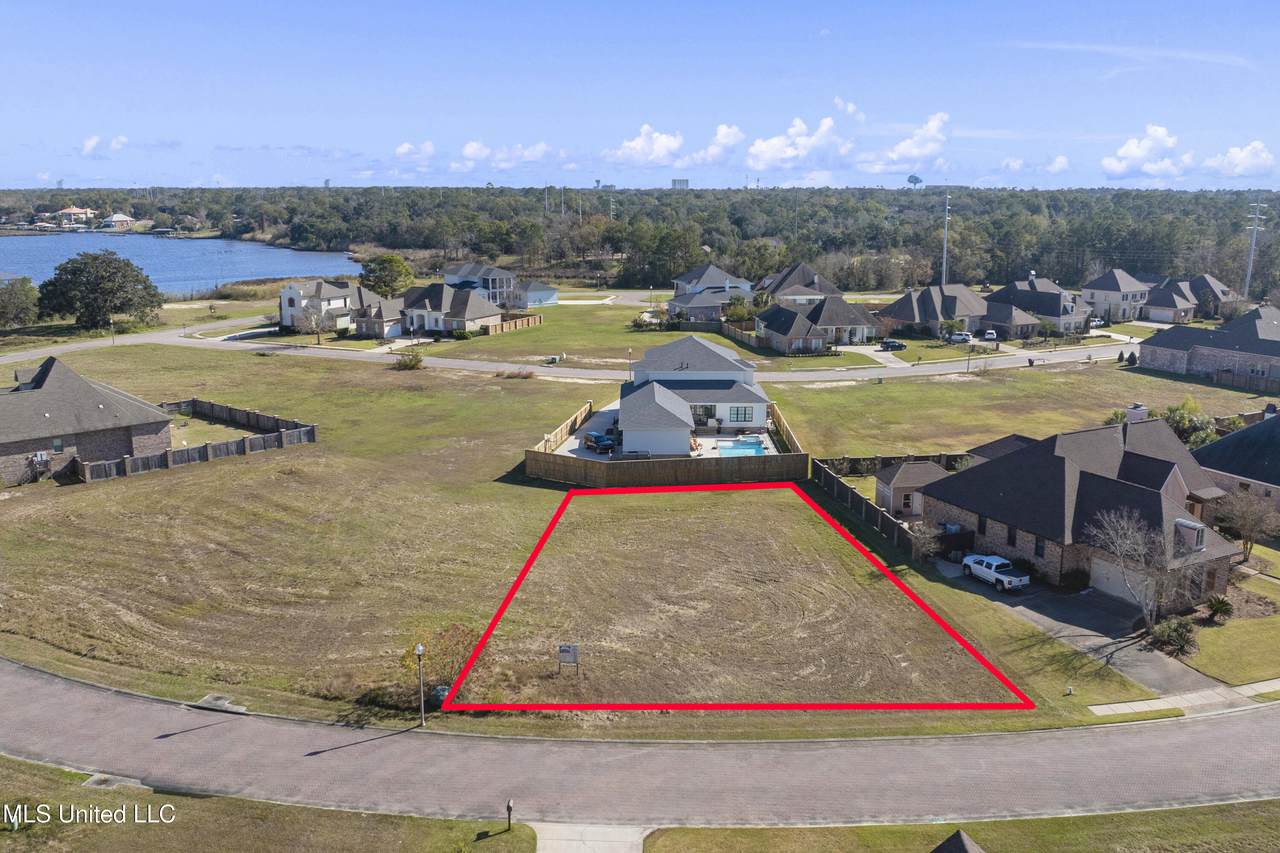  Goose Pointe Boulevard - Photo 1