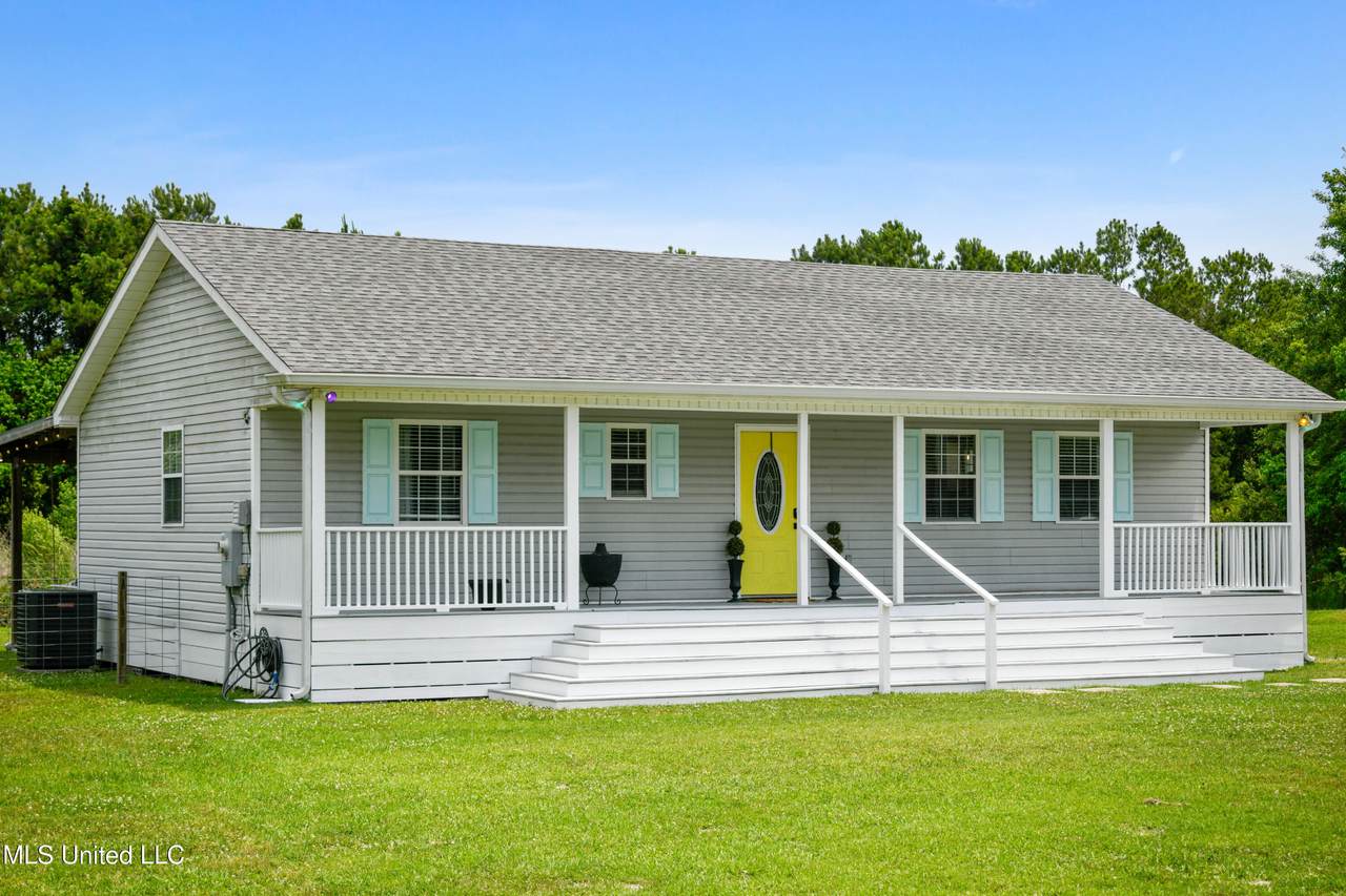 136 Waveland Avenue - Photo 1