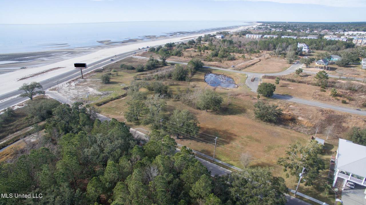 000 Markham Drive - Photo 1