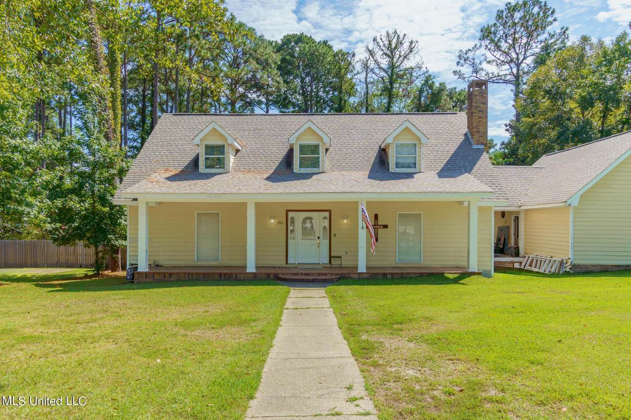 101 Pinewood Drive - Photo 1