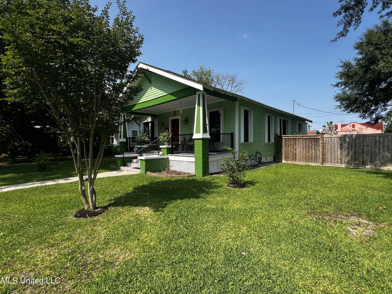 914 39th Avenue - Photo 1