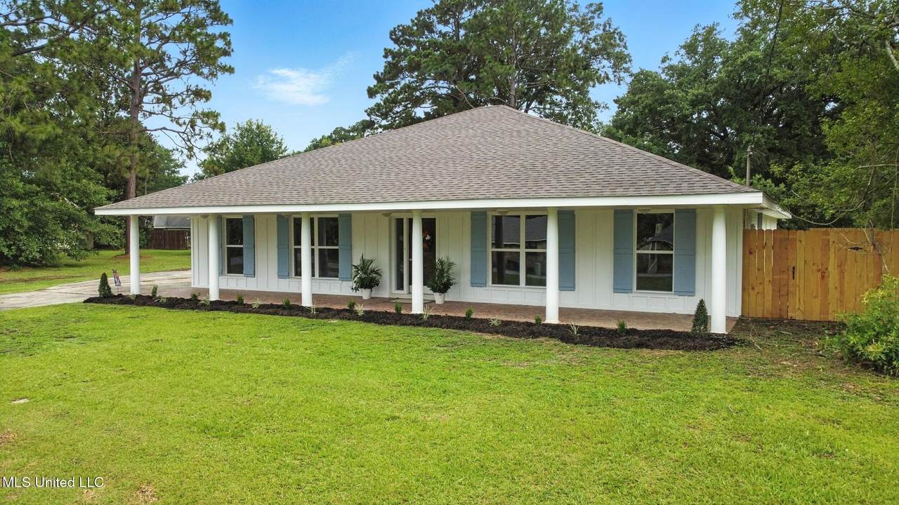 611 E Lakeshore Drive - Photo 1