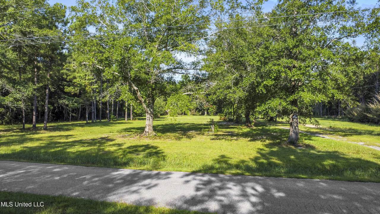 555 Brown Avenue - Photo 1