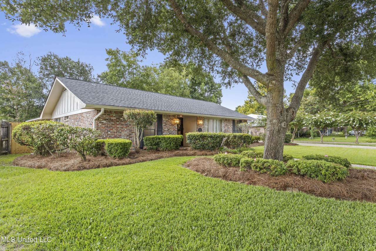 104 Driftwood Drive - Photo 1