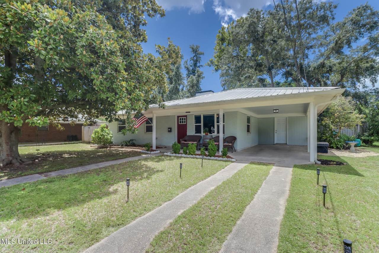 2204 Collins Boulevard - Photo 1