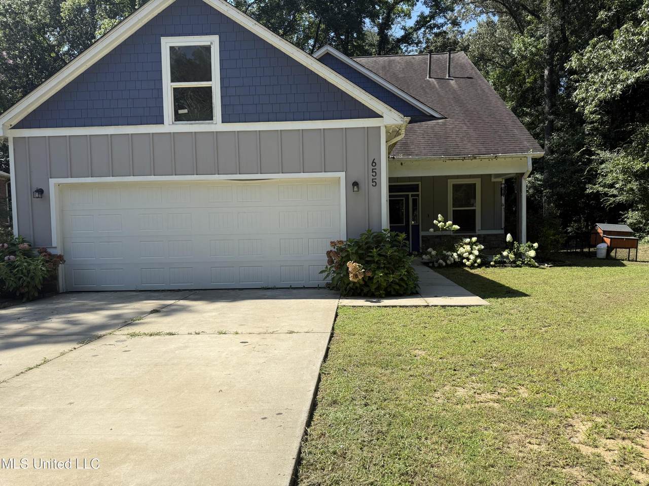655 Thunderbird Drive - Photo 1