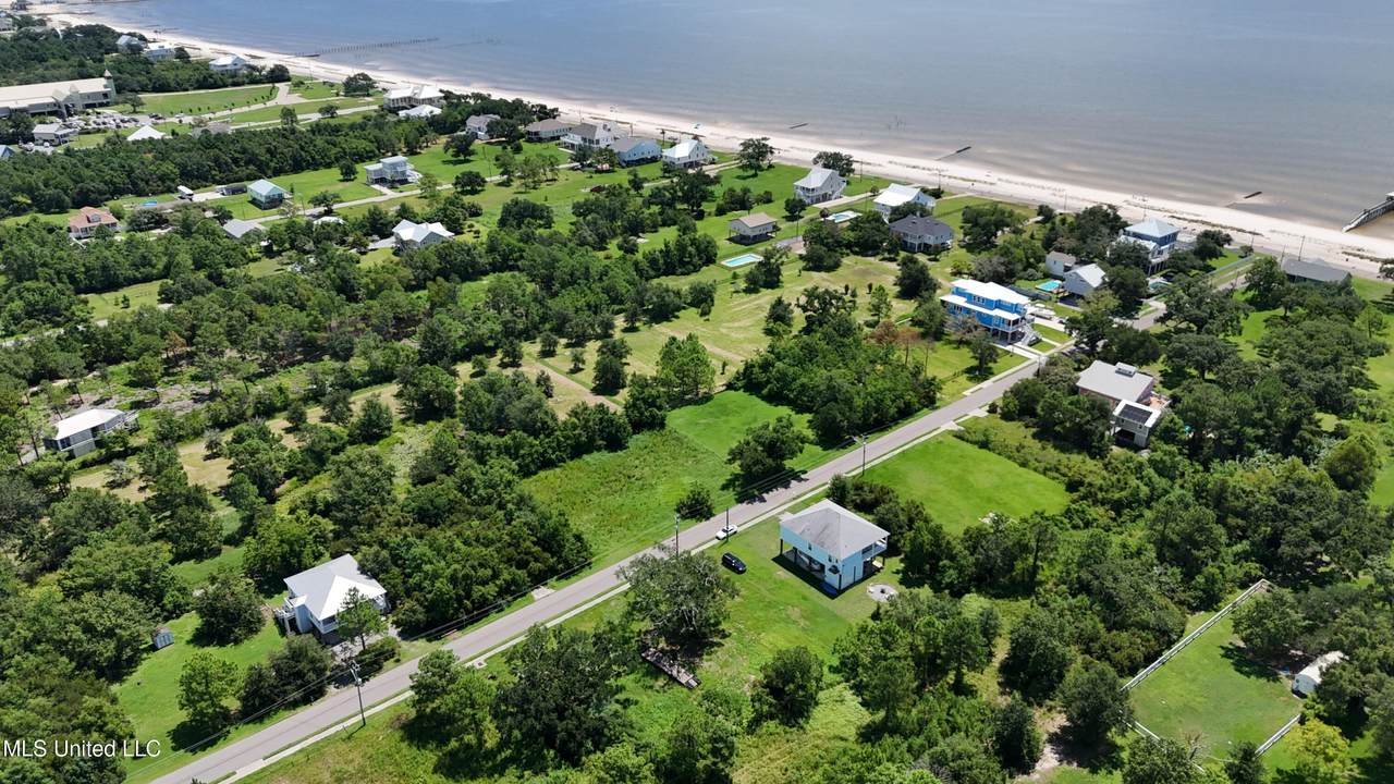 137 Oak Boulevard - Photo 1