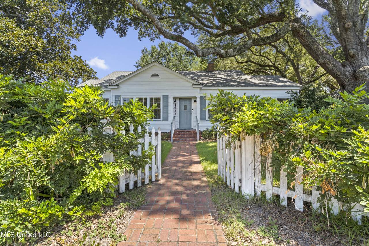 1622 Henderson Avenue - Photo 1