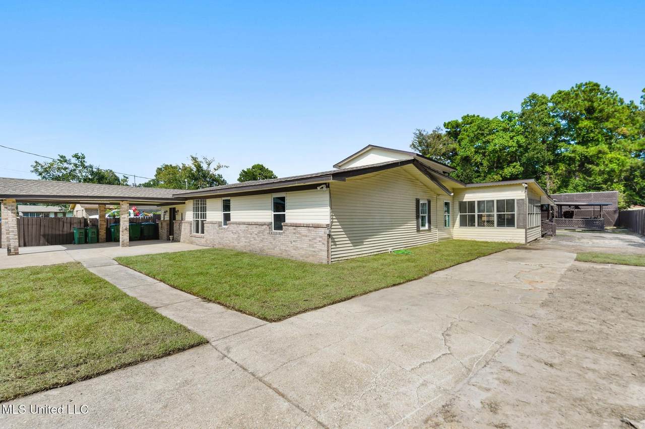 3600 Mosby Street - Photo 1