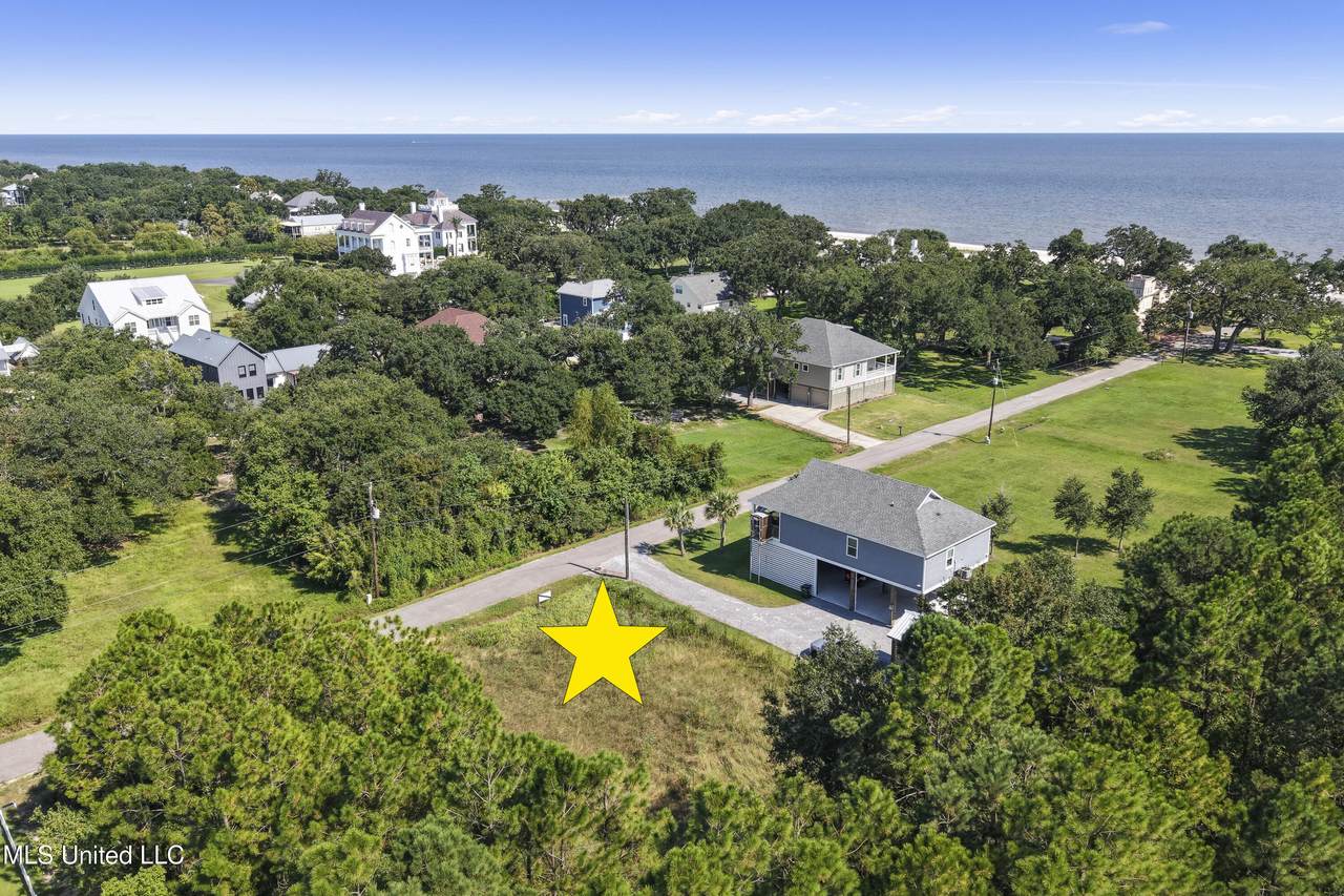 109 Elliot Avenue - Photo 1