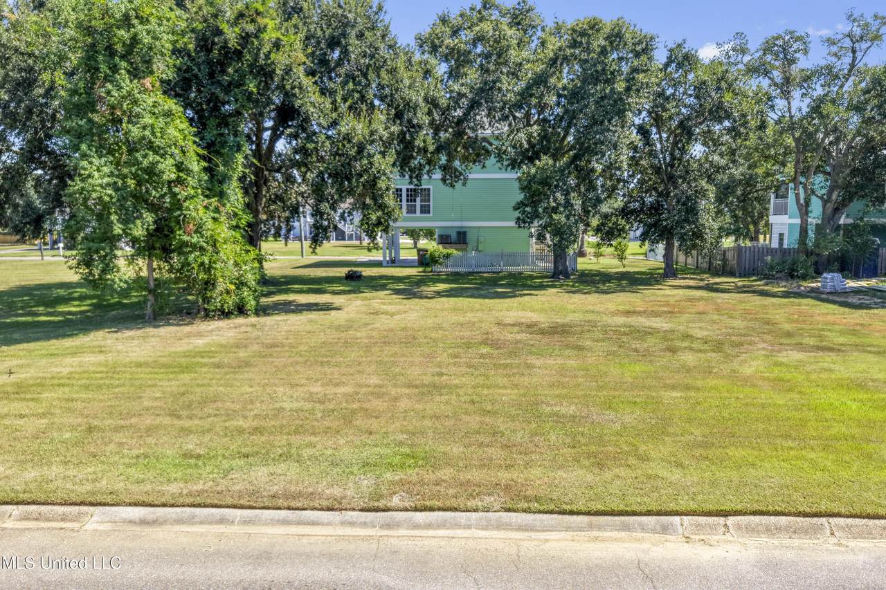 122 Beachview Drive - Photo 1