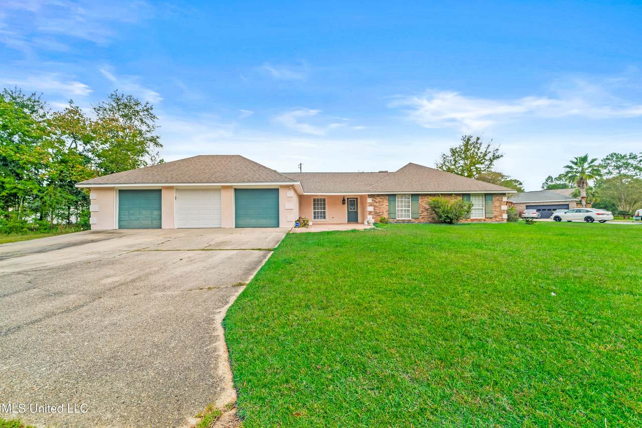 109 Fernwood Drive - Photo 1