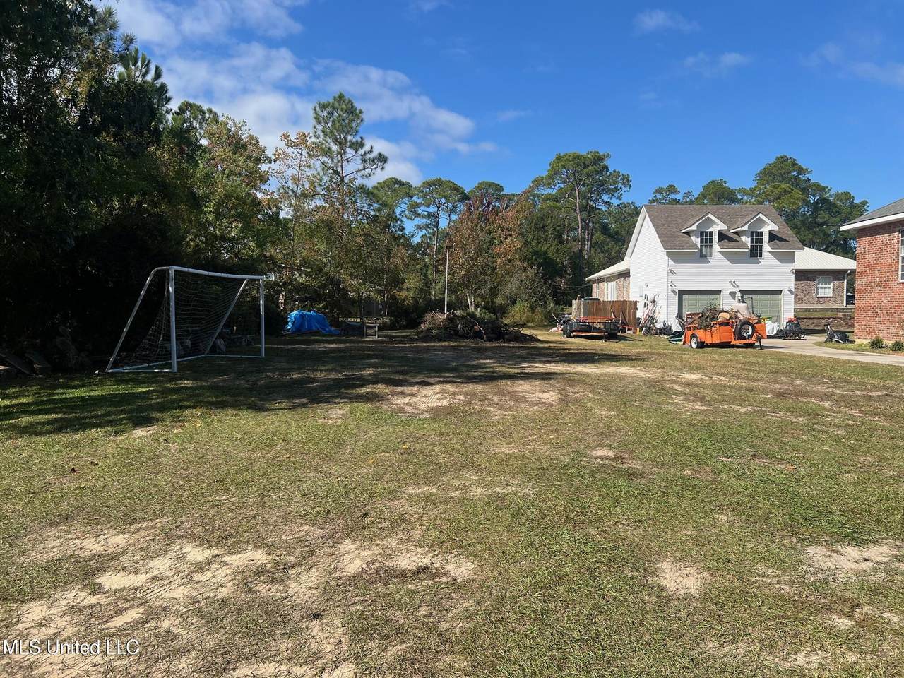610 Royal Oak Boulevard - Photo 1