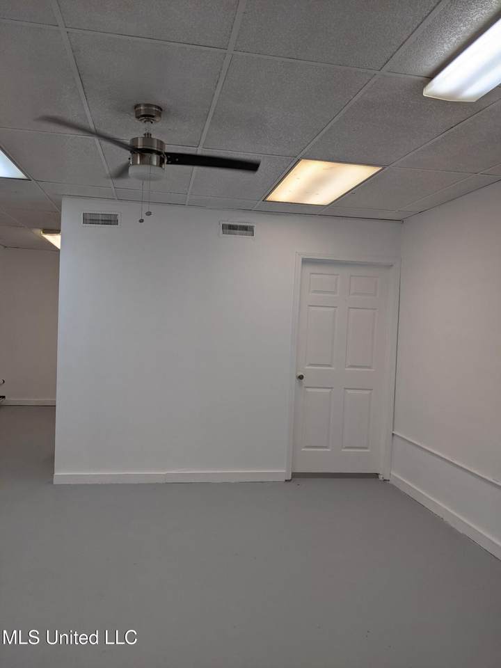 2512 Raymond Road - Photo 1