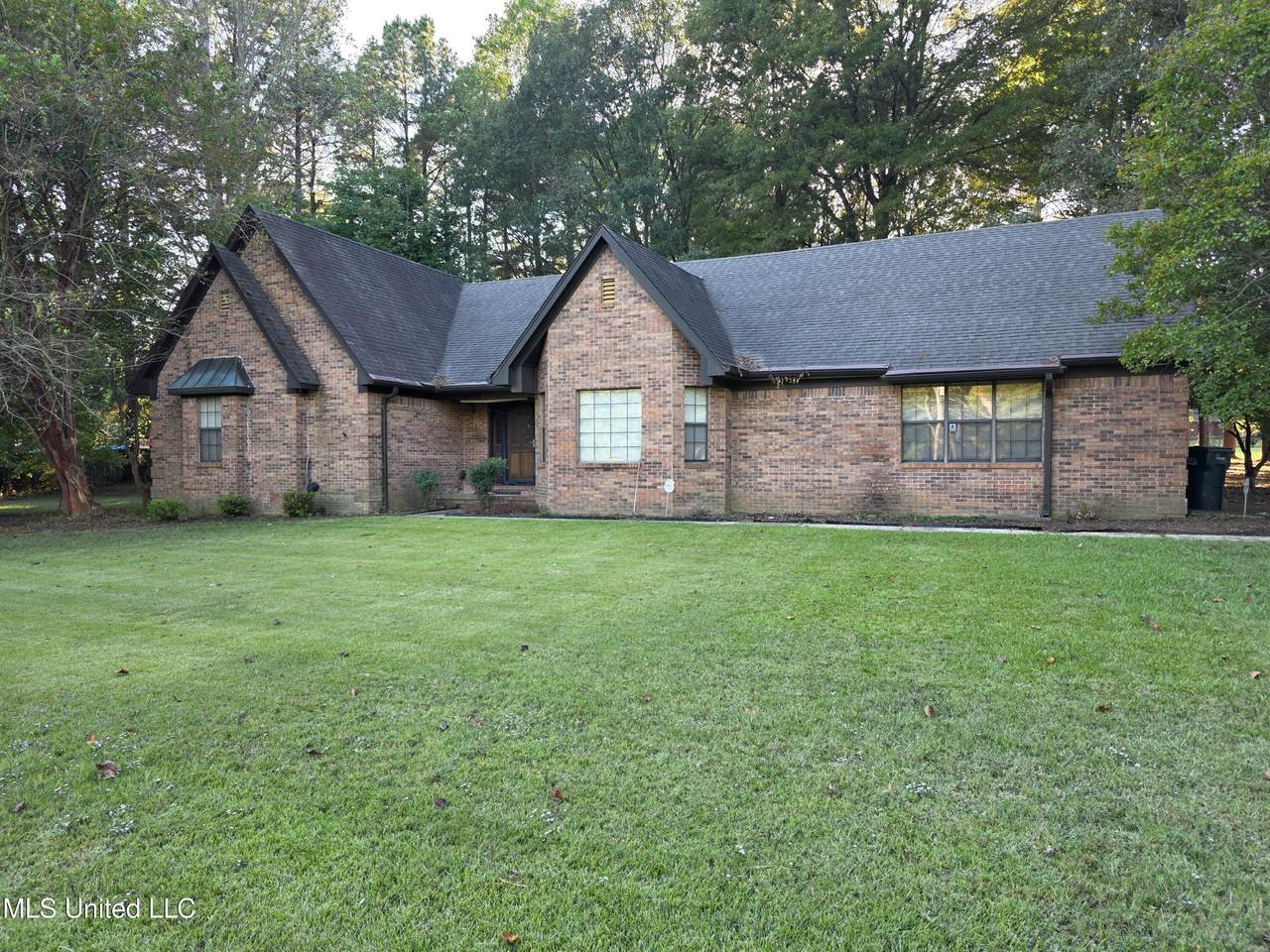 8625 Deer Creek Circle - Photo 1