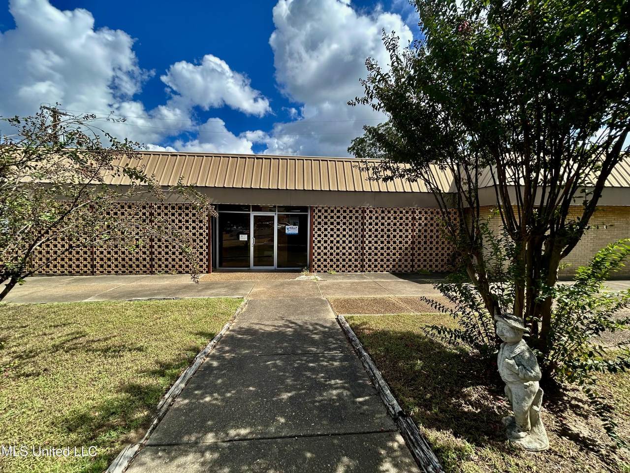 102 East Claiborne - Photo 1