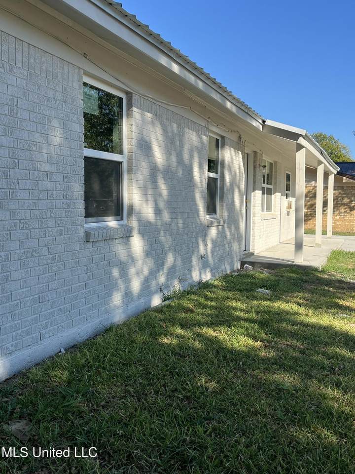 204 Perry Drive - Photo 1