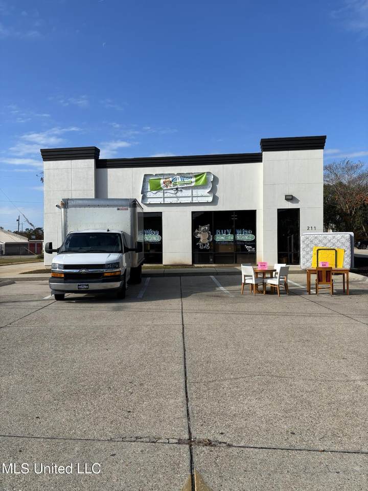 211 Eisenhower Drive - Photo 1