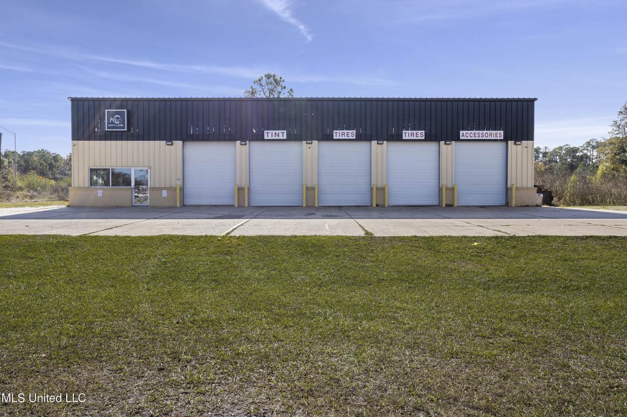 15237 Russell Boulevard - Photo 1