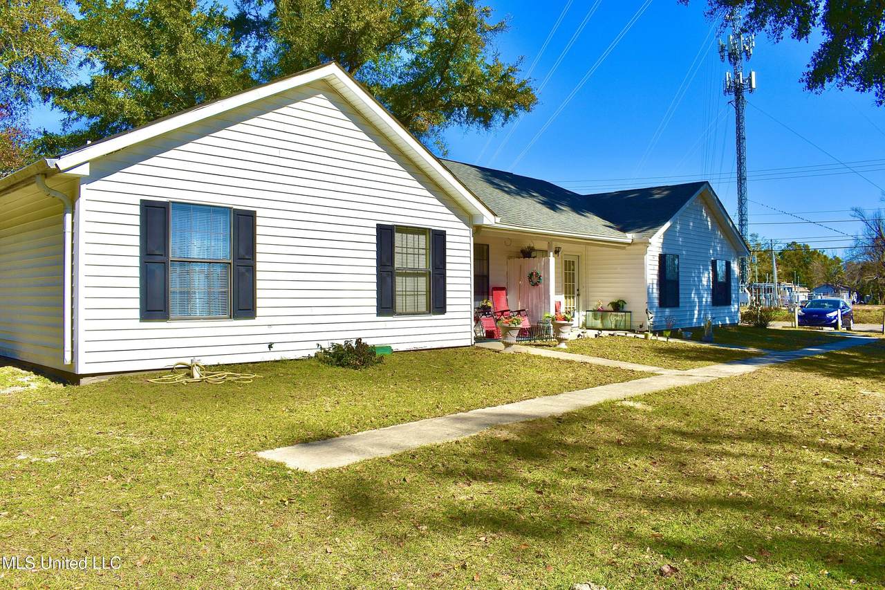 2207 15th Avenue - Photo 1