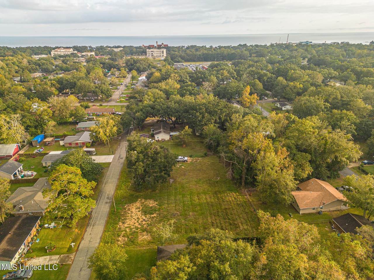 211 Gates Avenue - Photo 1