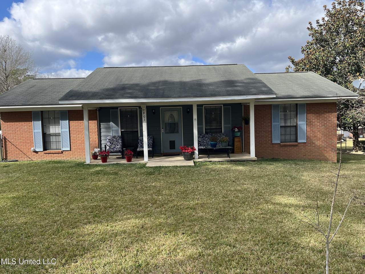 901 Parkway Drive - Photo 1