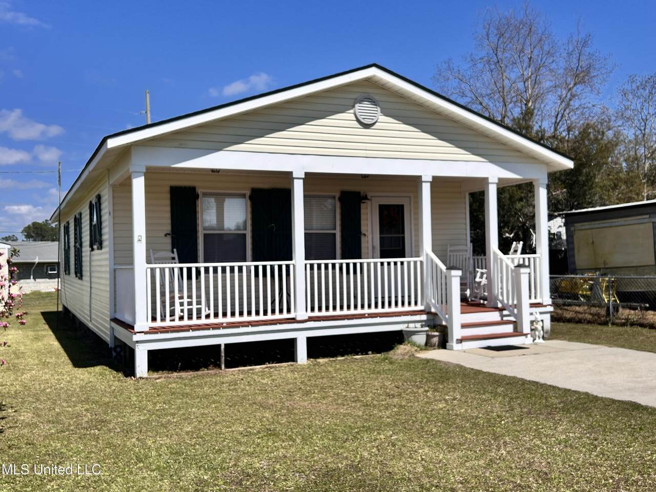 605 Victoria Street - Photo 1