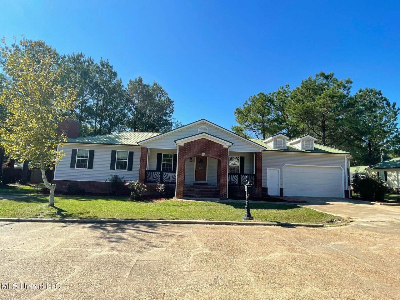 112 Ashwood Drive - Photo 1