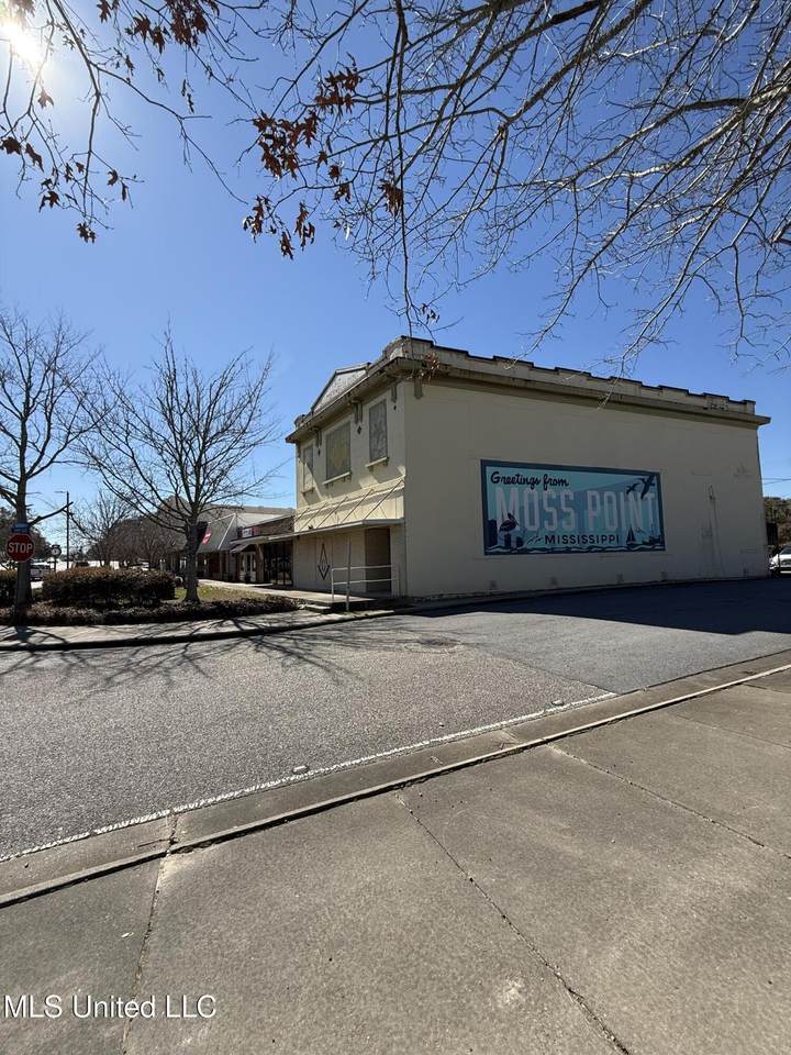 5017 Main Street - Photo 1