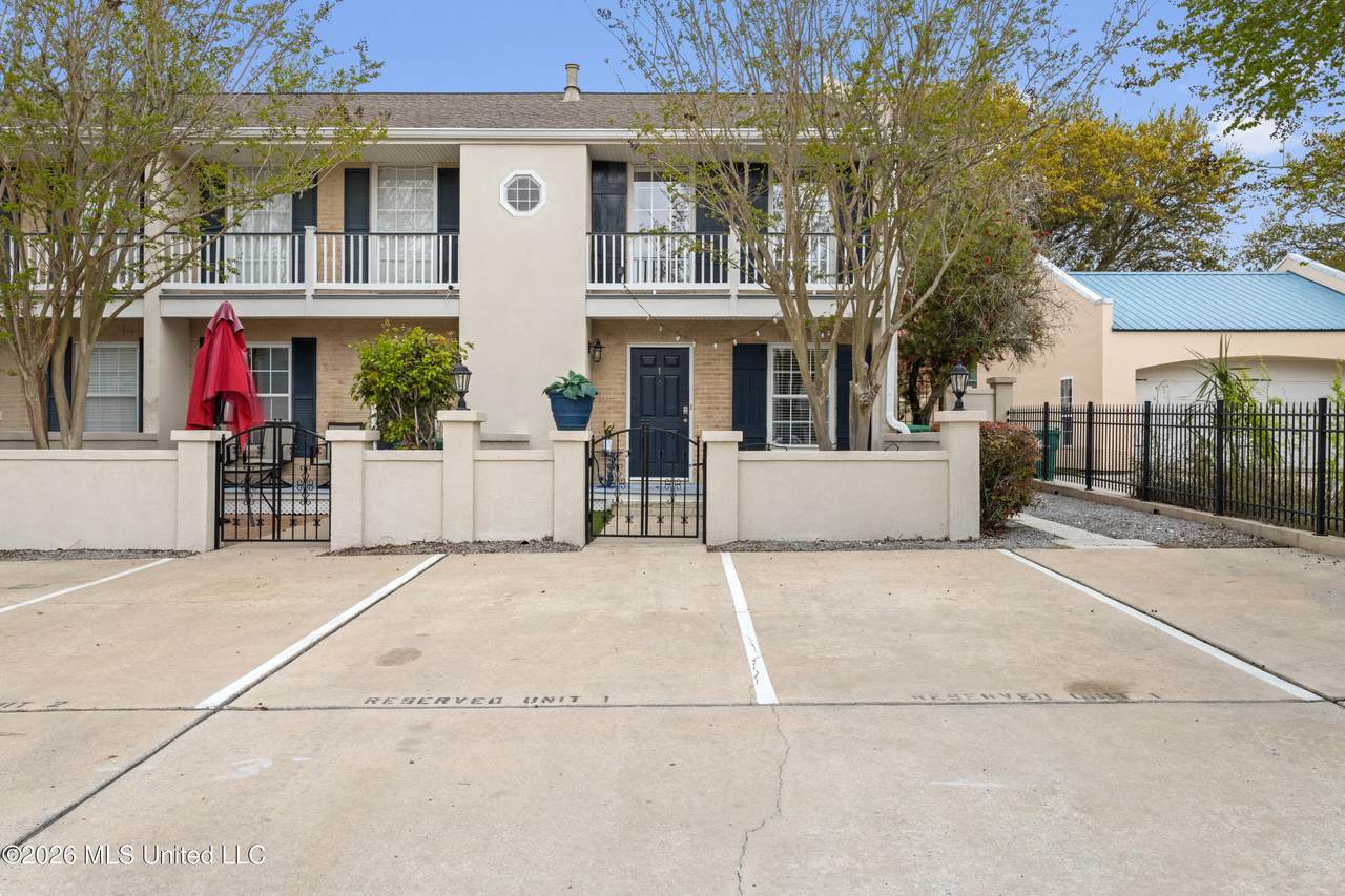 105 Demontluzin Avenue - Photo 1