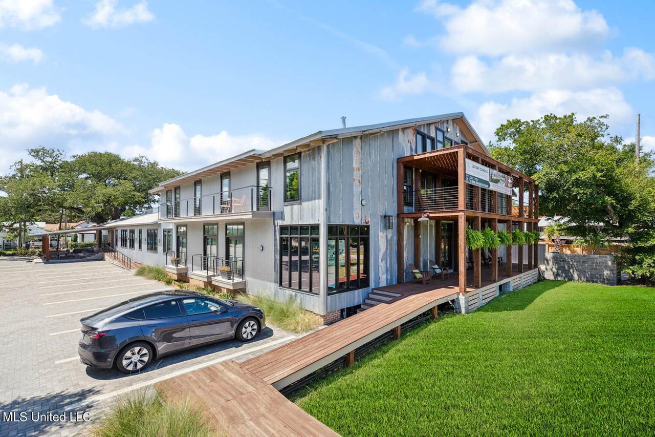 301 Toulme Street - Photo 1