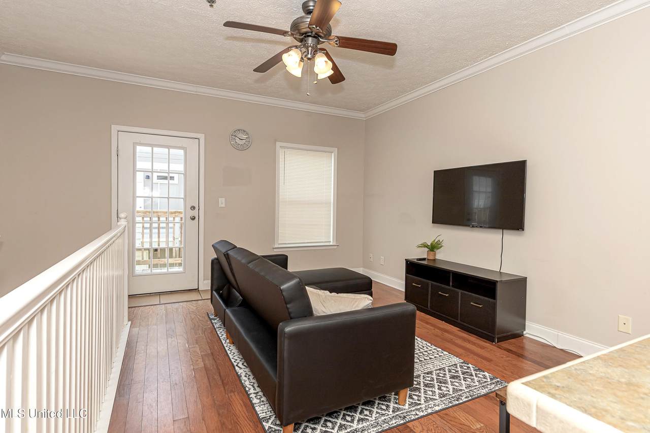 611 Peach Street - Photo 1