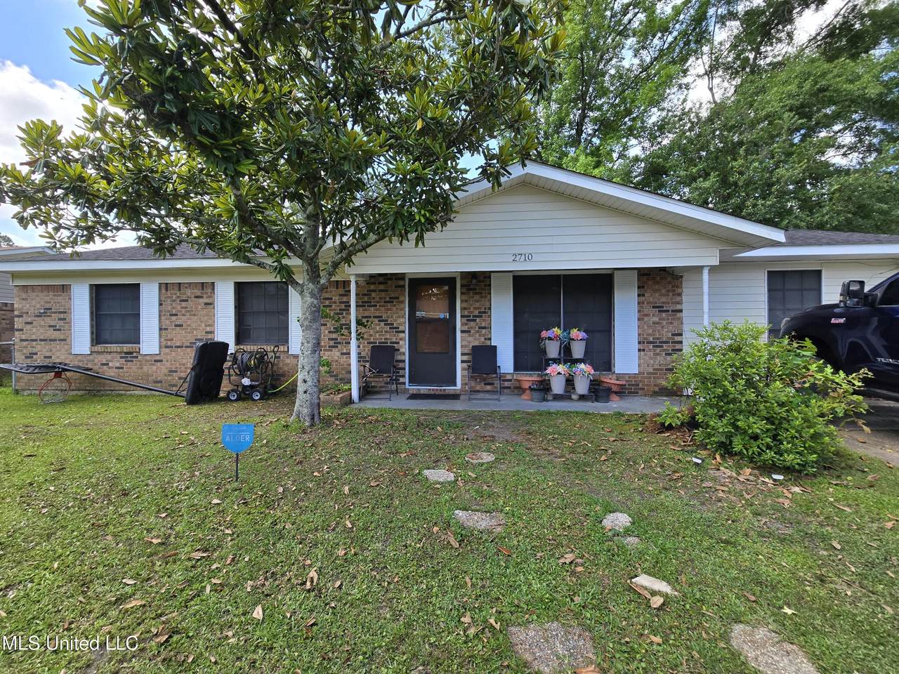 2710 Angela Circle - Photo 1