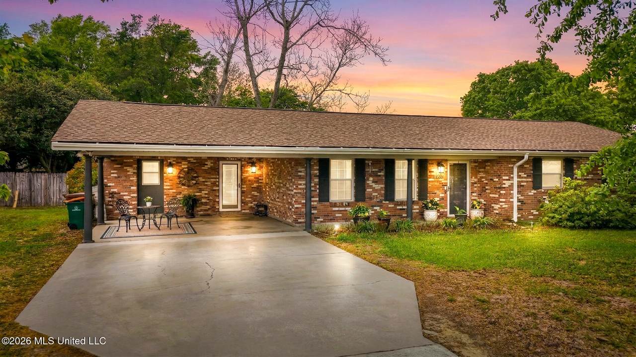 215 Lynwood Circle - Photo 1