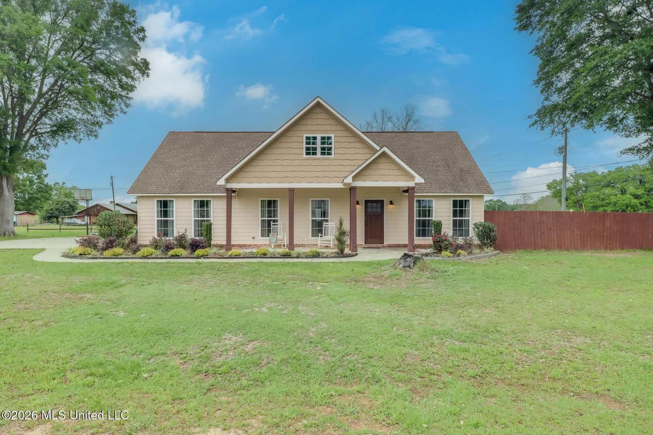 107 Cottage Oaks Drive - Photo 1