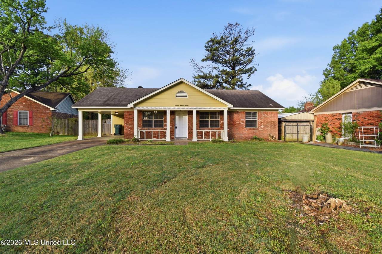 727 Thornwood Drive - Photo 1