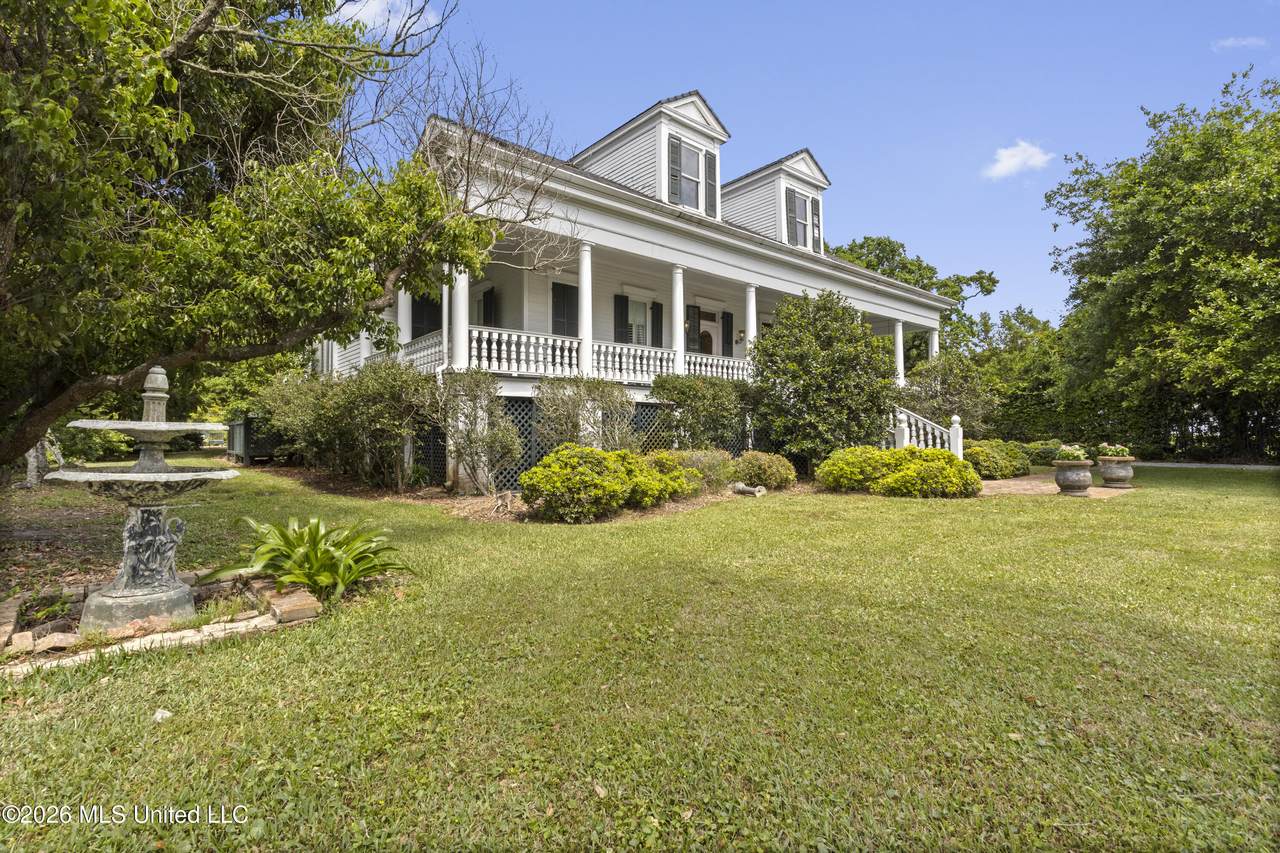 811 Scenic Drive - Photo 1