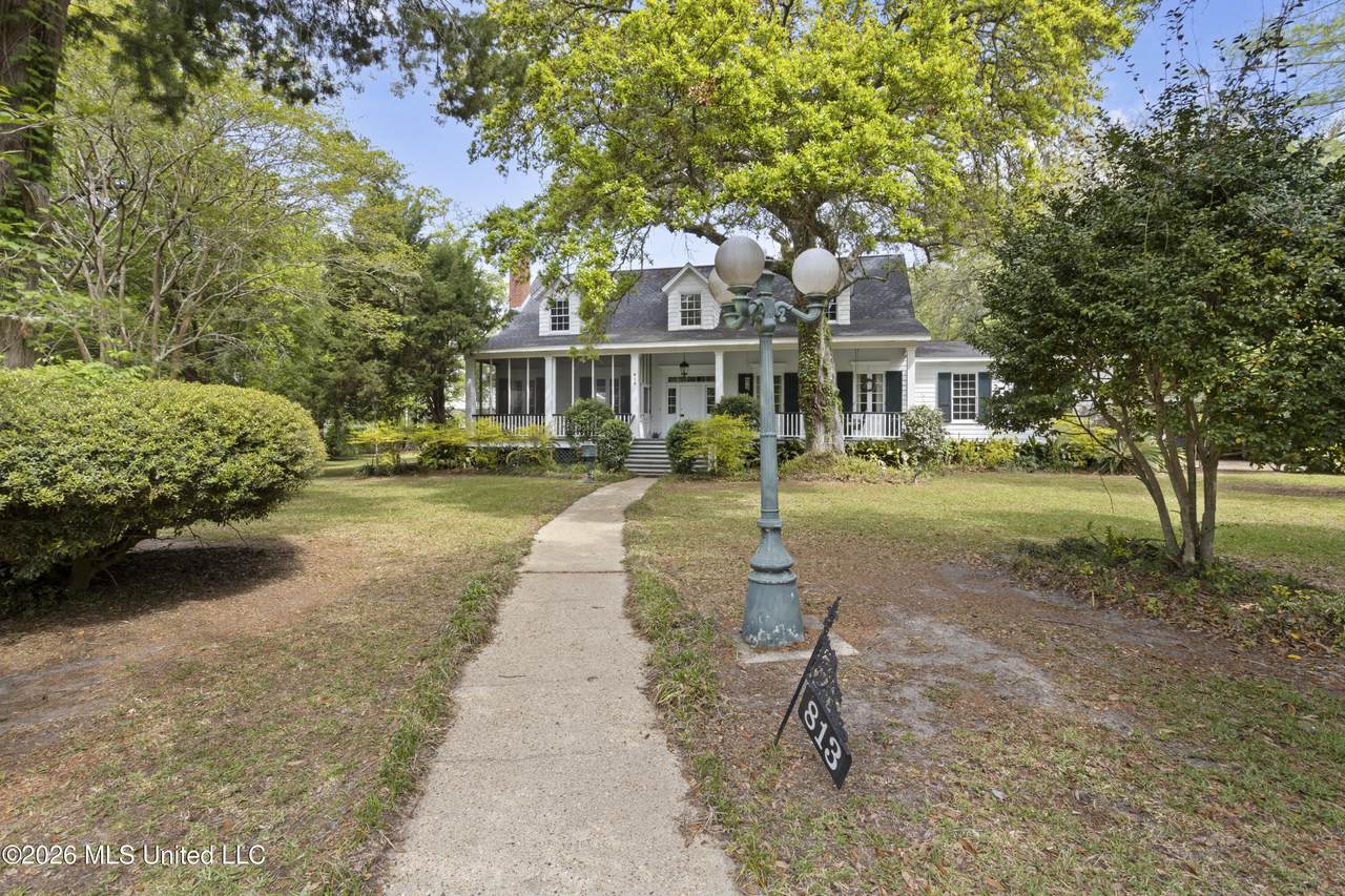 813 Harbor Lane - Photo 1