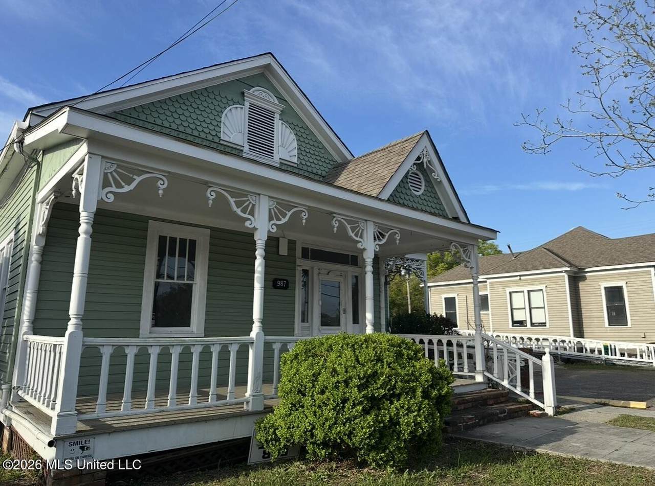 987 Howard Avenue - Photo 1