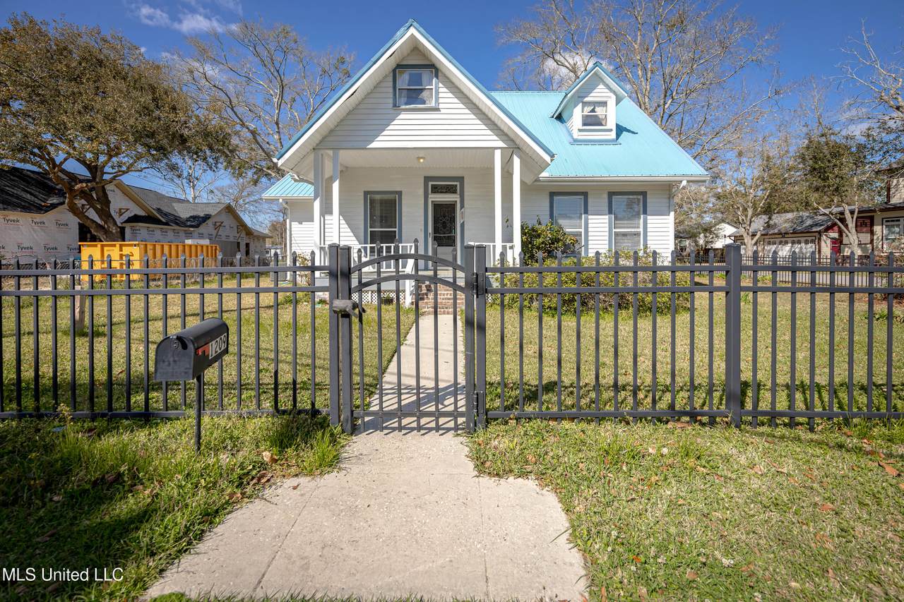 1209 Calhoun Street - Photo 1