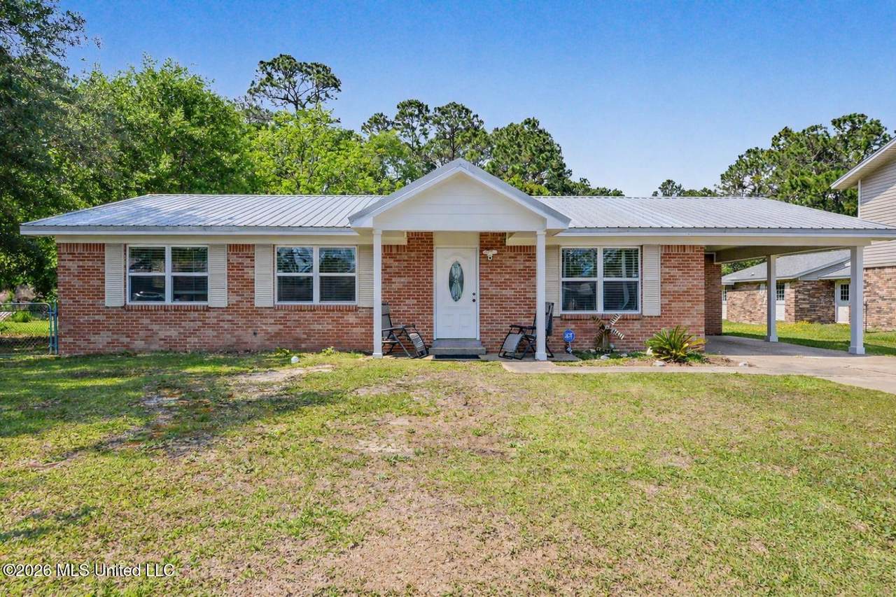 203 Lynn Circle - Photo 1