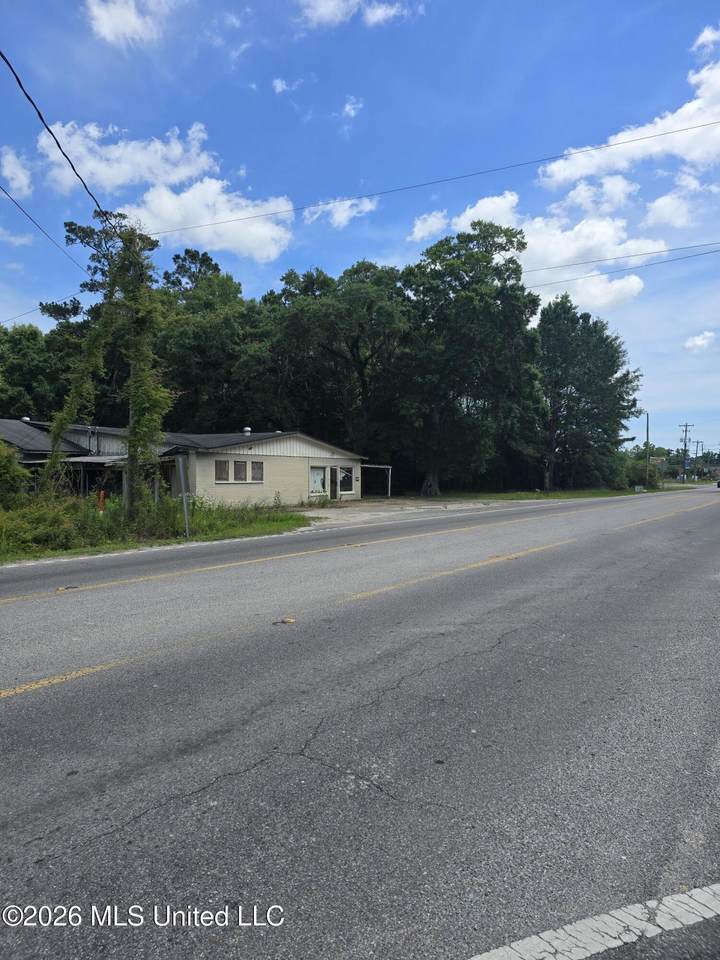 6904 Highway 613 - Photo 1