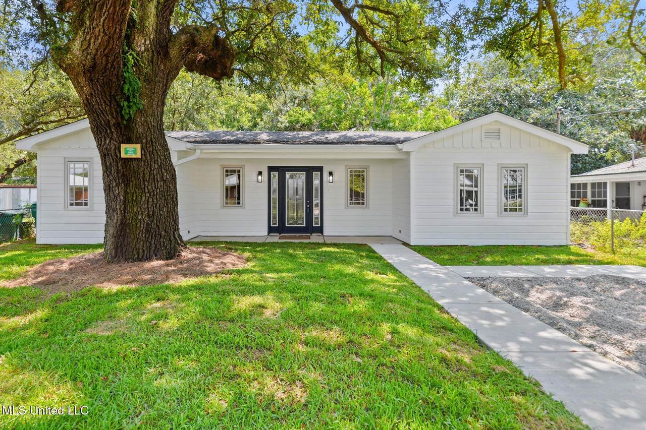 426 Demontluzin Avenue - Photo 1