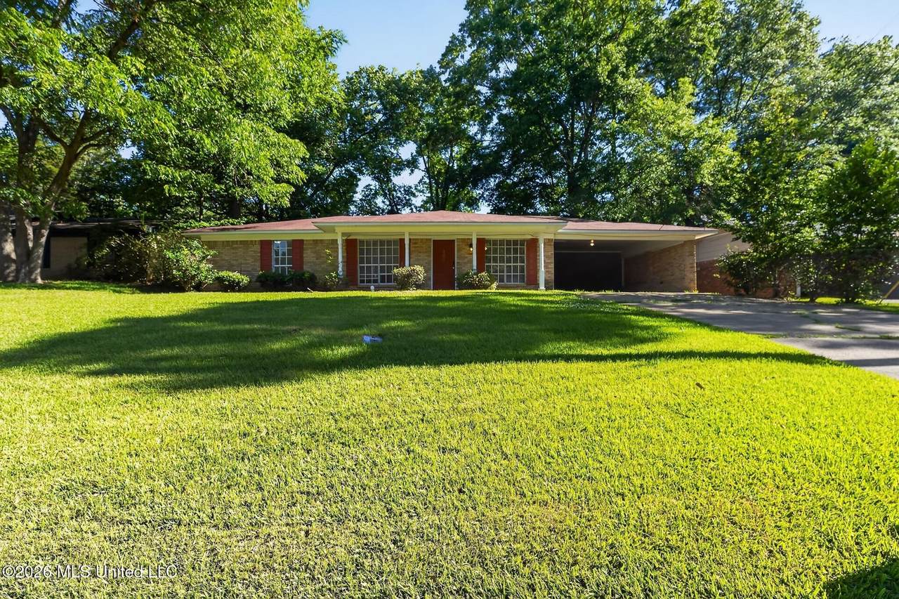 405 Crestview Drive - Photo 1