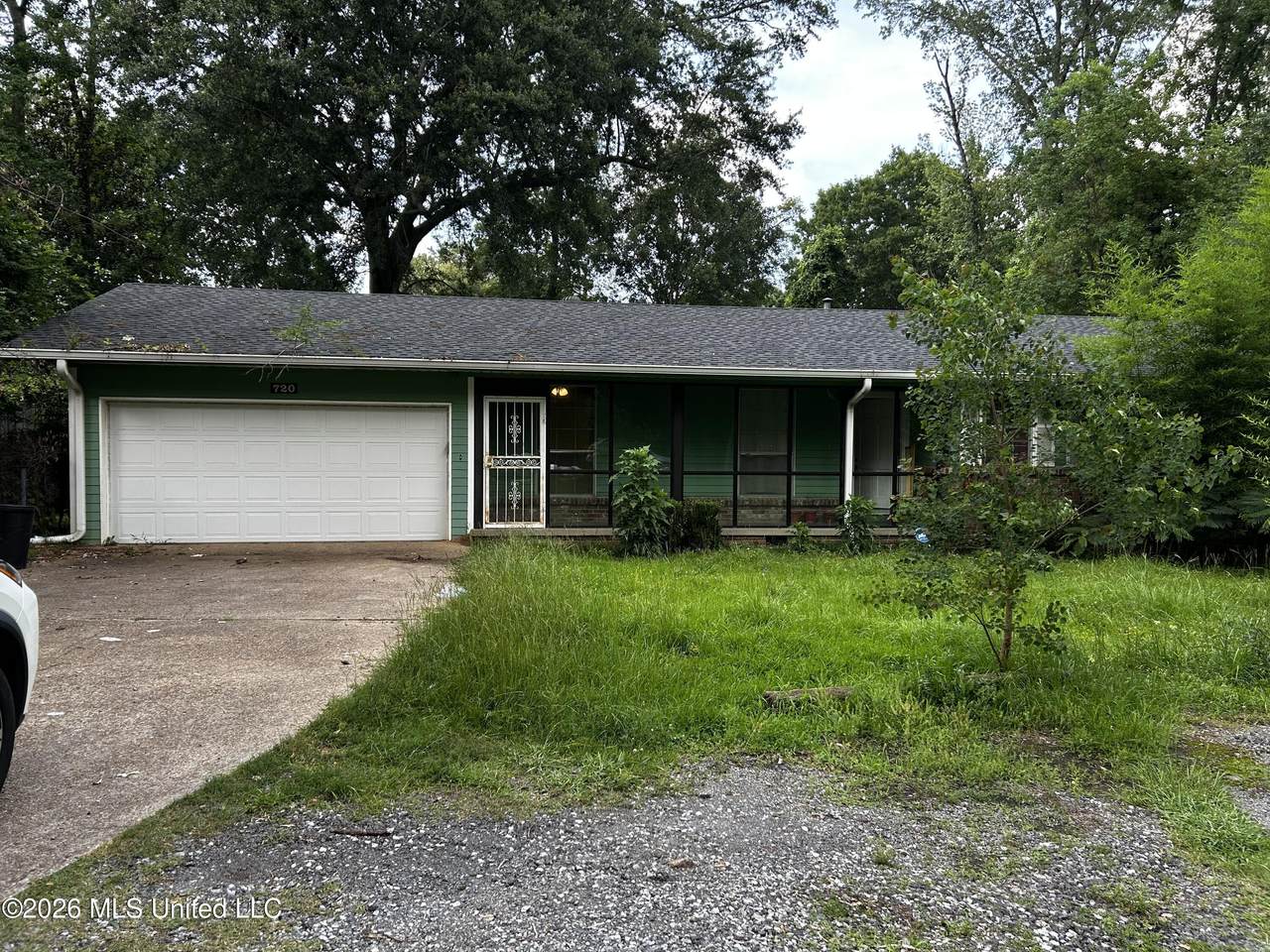 720 Colonial Circle - Photo 1