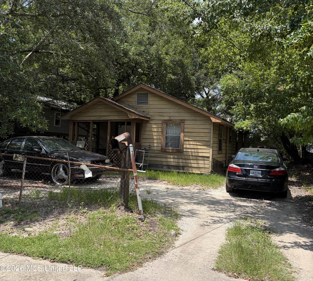 1507 School Avenue - Photo 1