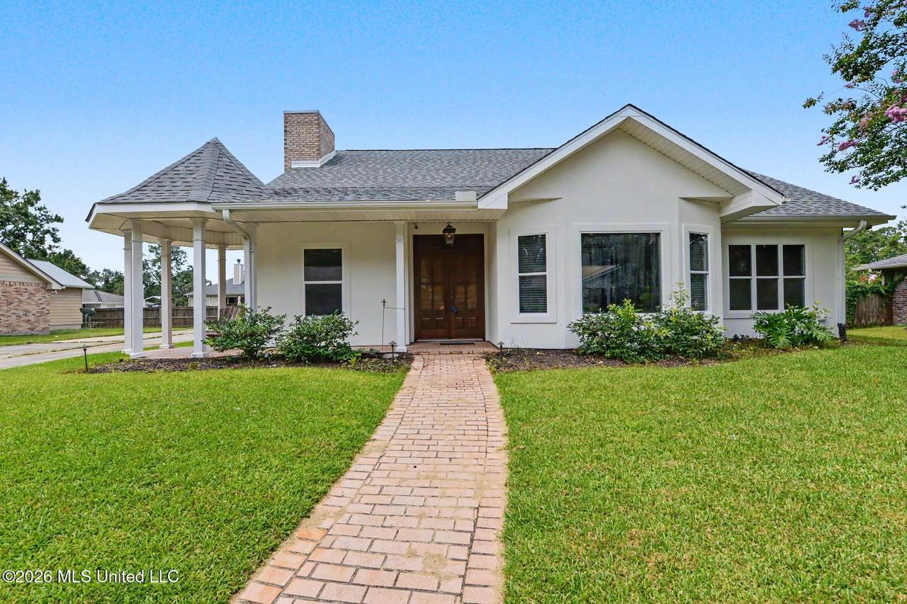 246 Pine Driveway - Photo 1