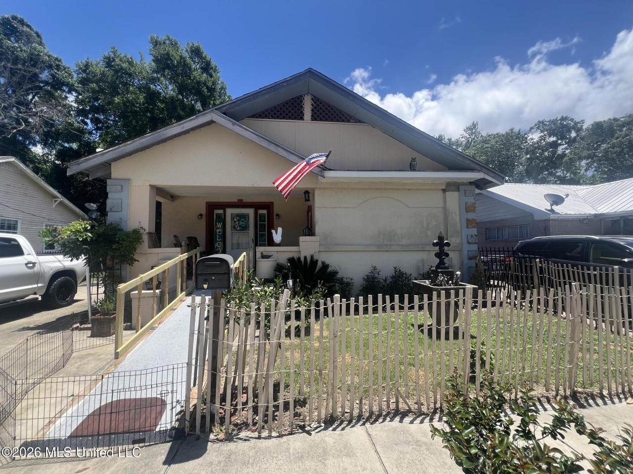 214 Querens Avenue - Photo 1