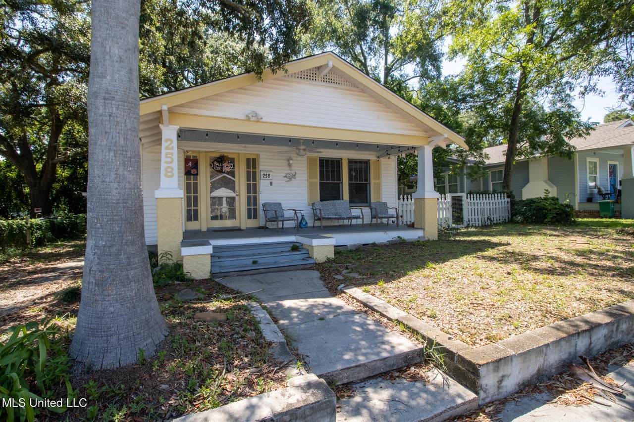 258 Querens Avenue - Photo 1